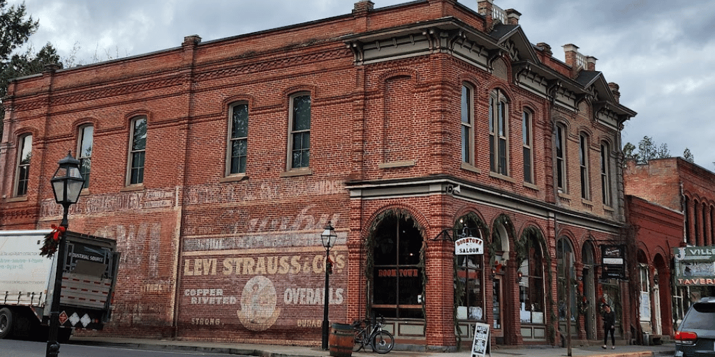 old town jacksonville oregon building on corner