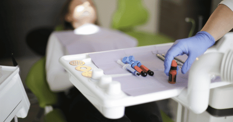 Reasons People Choose Dental Implants Instead of Dentures